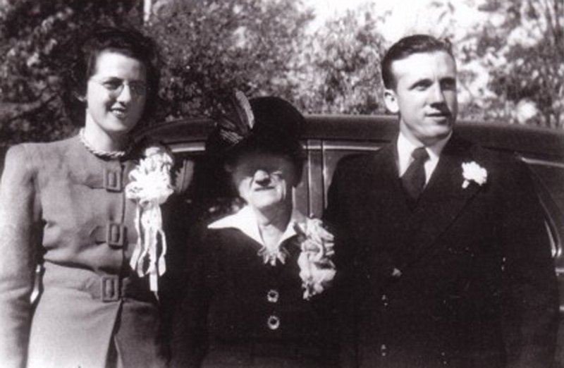 Charlie Wedding.jpg - Wedding of Charlie & Lorraine. Victoria in center, c. 1946